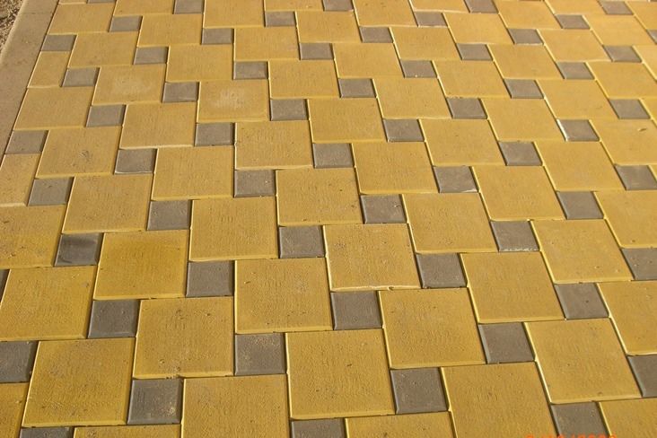 Плитка желто коричневая. Плитка тротуарная 20 20 квадрат. Тротуарная плитка Беттекс. Тротуарная плитка ЕВРОКВАДРАТ. Сухопрессованная тротуарная плитка.