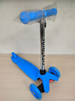 Детский самокат с регулировкой ручки и со светящимися колесами синий