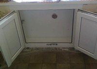 Отделка холодильника под окном, равнопольные двери